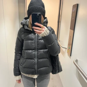 Svart pufferjacka - säljer en svart pufferjacka från Colmar. Köpte den för 3000kr här på plick förra året. Den hade ett hål i sig redan när jag köpte den, kom privat för bild💓💓