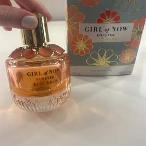 Elie Saab parfym i doften ”Girl of Now Forever” 50 ml 🧡 Ungefär hälften kvar. Nypris 1105kr, mitt pris 450kr.