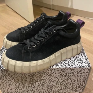 Eytys - Säljer nu mina älskade Eytys då de tyvärr inte kommer till användning längre. De är i bra skick och använda fåtal gånger. 💕