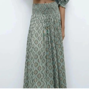Zara långkjol - Säljer den här jätte fina kjol som inte går och köpa längre. Den kommer inte till användning längre. Original pris 399. (inte mina bilder) kom privat för egna.