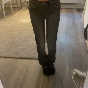 Lågmidjade jeans  - Säljer mina Lågmidjade jeans med fina fickor 