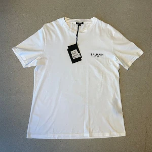Balmain t-shirt - Tja säljer nu en T-shirt från Balmain i storlek L för endast 1799kr! Helt ny, bara provat på. Köpt på NK för 3700kr, pris är ej hugget i sten!