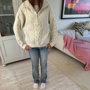 Jätte fin stickad tröja💕 - Jätte fin stickad tröja med dragkedja fram! Använd men fint skick!💕