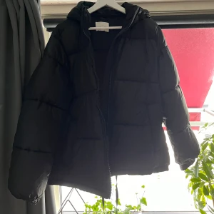 Jacka  - Säljer denna hm vinter jackan för använder inte mer, jätte varm och gå till vintern och knappt använd💕 köpt förra vintern gör 500kr säljer för 350kr💕💕