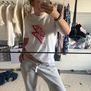 Vit t-shirt med tryck  - säljer min vita T-shirt med ett tryck på pga ingen användning! Inga defekter osv skriv för fler bilder eller frågor! köptes för 350💗💗