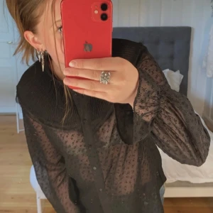 Zara blus - Säljer den här superfina zarablusen eftersom jag har liknande 💞Passar till både fest och skola 💘 Skicket är bra!!
