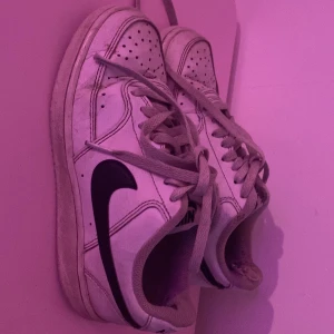 Nike skor - Vita och svarta nike skor i använt skick då säljer jag billigt 
