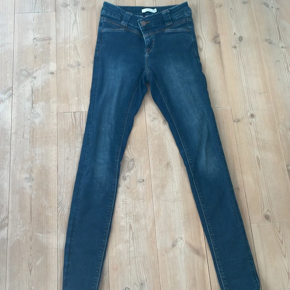 Storlek 152 högmidjade mörkblå skinnyjeans aldrig använda från name it jag är 160 och de är för små kan förhandla 🥰❤️😍. Jeans & Byxor.