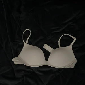 Intimissimi bh - Intimissimis Pushup-behå Gioia i mikrofiber Ultralight. Säljer pågrund av att den är för liten och kommer inte till användning.  