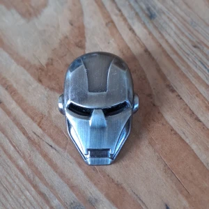 Iron Man pin - Iron Man pin. I fint skick, aldrig använt. Köpt ifrån Game Stop. Ca 2,5cm.