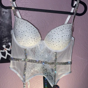 Vit korsett med straps  - B75 men känns mer som B80. Super plus up och köpt från new yorker ca 200kr. Har lite rött defekt på sista bilden. Aldrig använd🌺❤️🫶