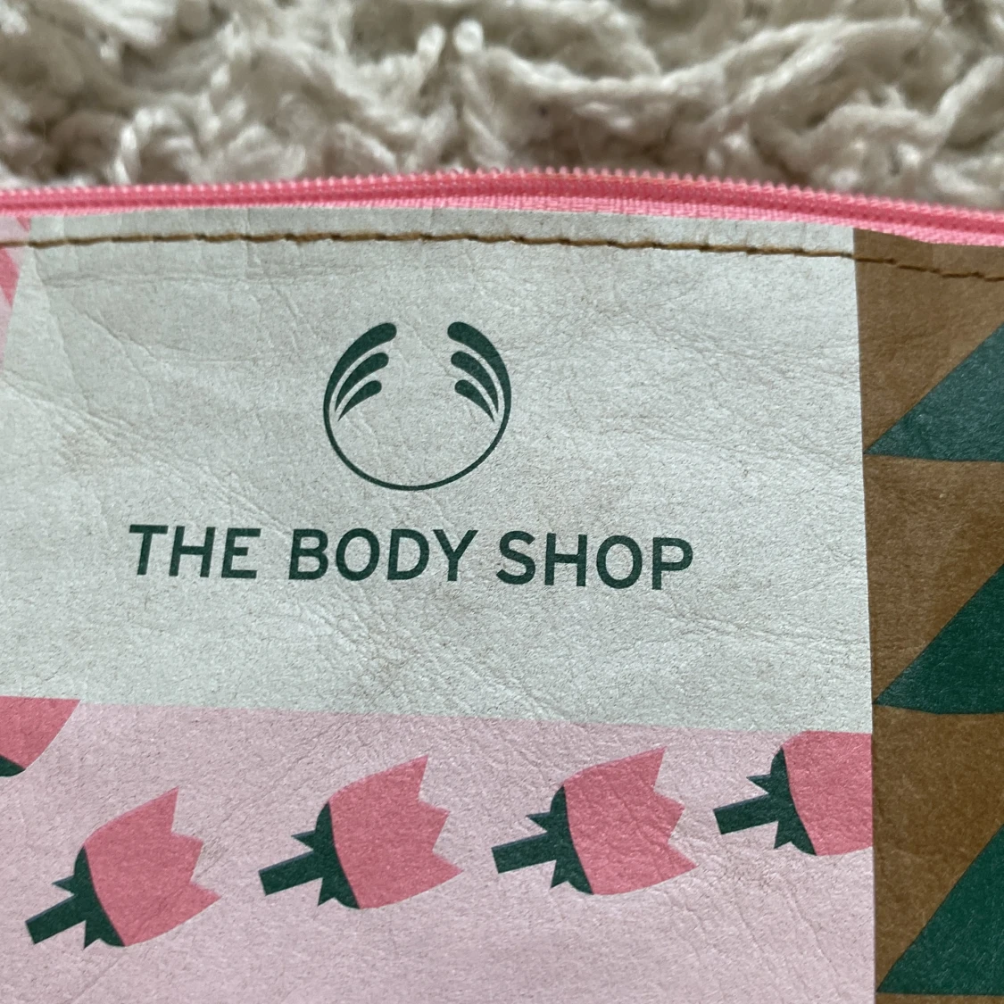 Flerfärgad necessär från The Body Shop - 92