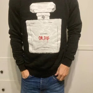 Chanel or die tröja - Chanel or die tröja från galleriet Vallery galley som är en limiterad tröja som var väldig hypad och efterfrågad som inte säljs längre. Storlek M