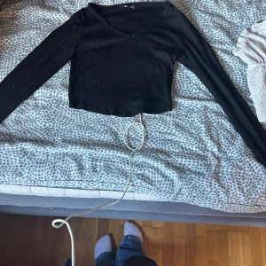 Kroppad tröja med armad - Säljer denna tröjan som sitter mot kroppen o har armar. För den börjar bli för liten