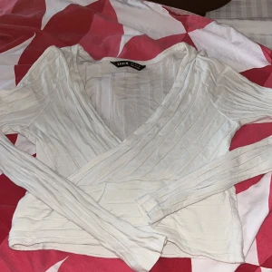 Vit ribbad tröja - Är använd ett fåtal gånger. Är i storlek Xs men passar även s. Är superfin och fått många komplimanger för den. Köparen står för frakten ❤️