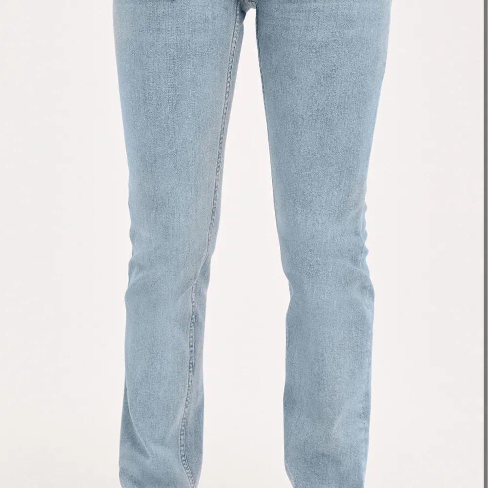 Lågmidjade jeans från monki, nypris 450, knappt använda. Jeans & Byxor.