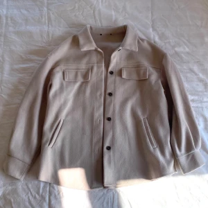 Jacka  - Beige jacka/kappa som är lite tunnare som passar bra till sensommar/höst/vår 💕använd men i bra skick. Storlek S/M