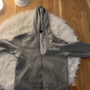 Ralph Lauren zip  - En grå Ralph lauren zip säljer pga att den inte används 