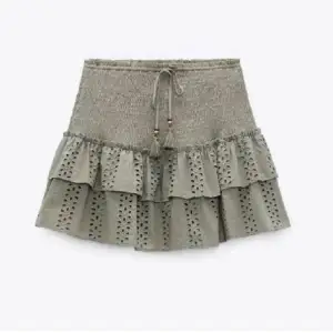Säljer denna jätte fina kjolen från zara som har insydda shorts, kontakt mig för egna bilder💞💞