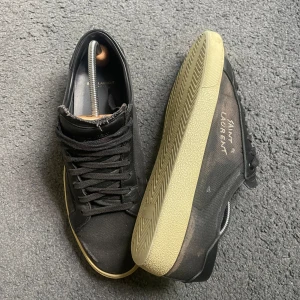 Saint Laurent skor  - Hej, säljer ett par Saint Laurent skor, skick 7/10. Begränsat med tillbehör. För fler bilder eller frågor är det bara att skriva🤝