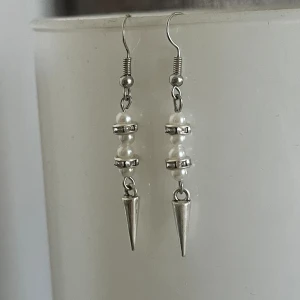 Örhängen  - Silvriga örhängen 🤍