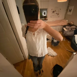Blus - Säljaren står för frakt Hej jag säljer en jättefin blus som är i storlek M. Superfin och bra skick skriv för fler bilder😋