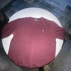 Dickies sweatshirt  - Dickies sweatshirt vinröd bra skick passar bra  