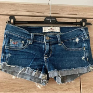 lågmidjade hollister shorts - super snygga lågmidjade jeansshorts!! säljer då de inte passade mig