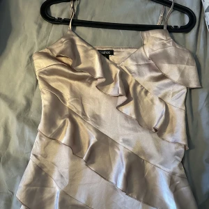 Klänning - Jättefin klänning från boohoo med volanger. Endast använd fåtal gånger, och kommer inte till användning längre.