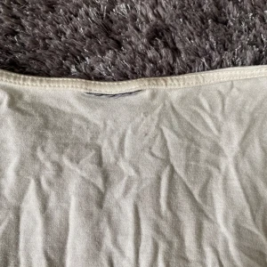 Trendig Gina tröja  - Fin trendig tröja från Gina tricot. Lappen är avklippt så att man ska kunna ha på sig den på båda hållen. Fint skick. Strl xs men passar s. Priset är + frakt. Använd inte köp nu utan kontakta mig privat vid intresse!