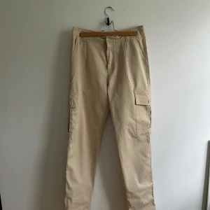 Cargopants från NLY - Beiga cargobyxor från NLY som sitter som en smäck. Inte använt mycket alls så i princip oanvända!