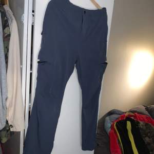 Windbreaker pants.  Nice att ha på sig utomhus med rätt outfit. Storlek S & M  Hämtas och testas på plats eller skickas med Postnord över hela Sverige.