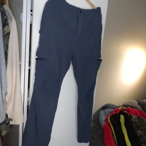 Windbreaker pants - Windbreaker pants.  Nice att ha på sig utomhus med rätt outfit. Storlek S & M  Hämtas och testas på plats eller skickas med Postnord över hela Sverige.