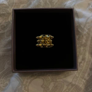 Edblad ring - Säljer då den inte kommer till användning eftersom jag använder silver. Jag fick den i julklapp 2023 och har endast använd den ungefär 3 gånger sen dess. Finns inga defekter eller tecken på användning 💕kan gå ner lite i pris vid snabb affär. 