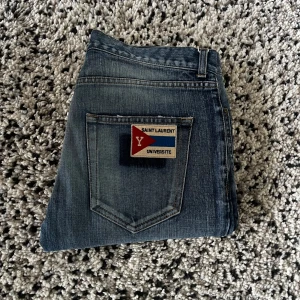 Saint Laurent jeans  - Tjena säljer nu dessa feta saint Laurent jeans i slim passform.  Jeansen är i storlek 29 och är i ett väldigt bra skick. Nypris ca 7 000kr, vårt pris 2399. Äktahets bevis finns. Skriv vid minsta lilla fråga/ fundering. Pris kan självklart diskuteras🤩