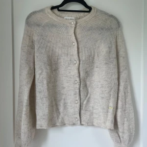 Stickad tröja - Fin tröja från Holly&whyte. Är i nyskick. 