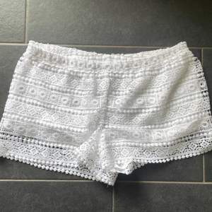 Säljer dessa otroligt söta spets shorts ifrån H&M som på mig sitter lågmidjade! Älskar men kommer tyvärr inte till användning, därför säljs de🌺