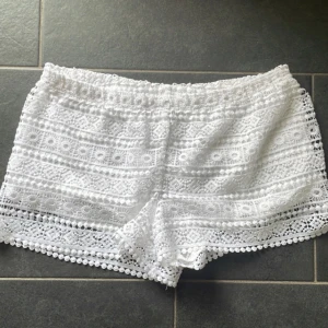 Spets shorts - Säljer dessa otroligt söta spets shorts ifrån H&M som på mig sitter lågmidjade! Älskar men kommer tyvärr inte till användning, därför säljs de🌺