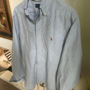 Ralph lauren skjorta  - Ralph lauren skjorta i väldigt bra skick inga skador eller fläckar Nypris 1600 mitt pris 550 Storlek M slim fit