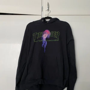 Thrasher Hoodie - En fantastiskt skön hoodie från märket Thrasher skateboardmagazine. 