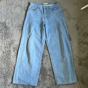 Jeans  - Jeans från NAKD i strl 38. Använda men bra skick. Vida ben.