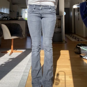 Only jeans - Low wasit bootcut jeans från only köpta här på plick. Ser iprincip ut som ltb jeans, passar perfekt på mig som är 174!  Innerbenslängd 83cm, Midjemått 39cm rakt över