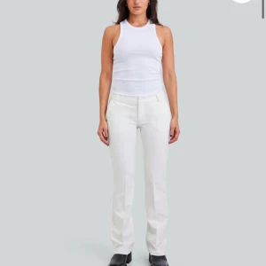 Vita kostymbyxor  - Vita kostymbyxor från bikbok som är låg midjade. Har bara kommit till användning en gång annars så är dom helt nya💗