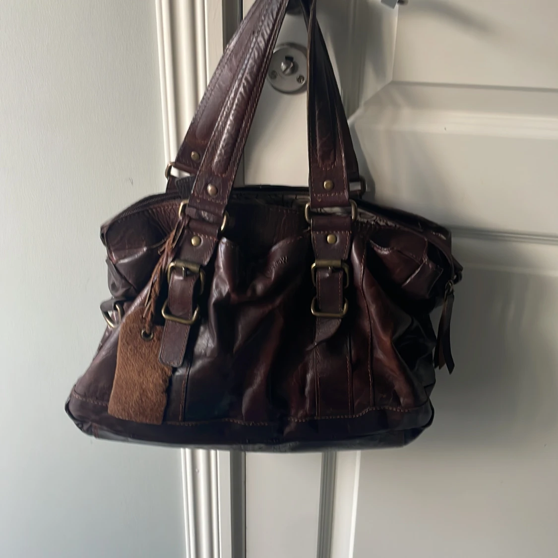 Trendig handväska i äkta läder