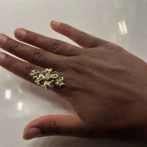 Ioaku Ring - Tänkte ta och göra en intressekoll på min fina ring från Ioaku ring i guld. Den är väldigt sparsamt använd. Original pris 600kr ( Ring är justerbar) 