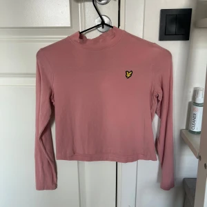 Tunn tröja  - Bra skick. Använd ett fåtal gånger. Barnstorlek 10-11 år men skulle säga att den passar någon som har xxs.