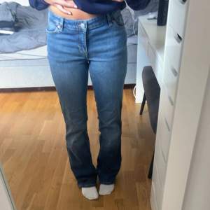 Blåa jeans från monki, tyvärr är det för stora därför säljer ja de.