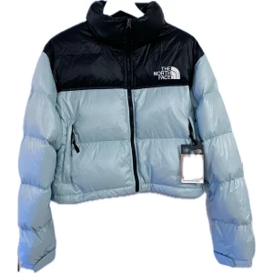 The North Face jacka - Puffer jacket från the North Face. Helt oanvänd med prislapp kvar. Babyblue kort i midjan 