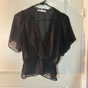 Zara Blus  - Säljer en jätte söt zara blus! Hör av dig för fler bilder eller vid frågor! 💓