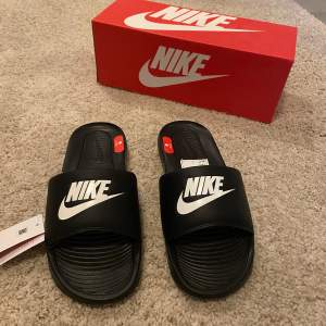 Svarta Nike Victori One Slide tofflor. Helt oanvända! nypris ligger på 379kr. För fler frågor eller bilder skriv🙌